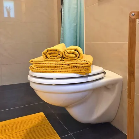 Gruene Oase Mit Eigener Terrasse Zwischen Altstadt Und Hafen #1 Apartman Senftenberg